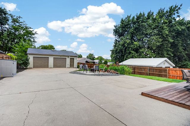 3826 E 40th Street, Des Moines, IA 50317