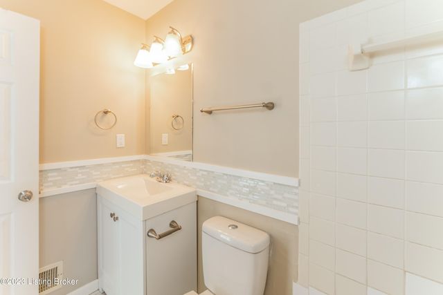5933 Midnight Ln, Louisville, KY 40229