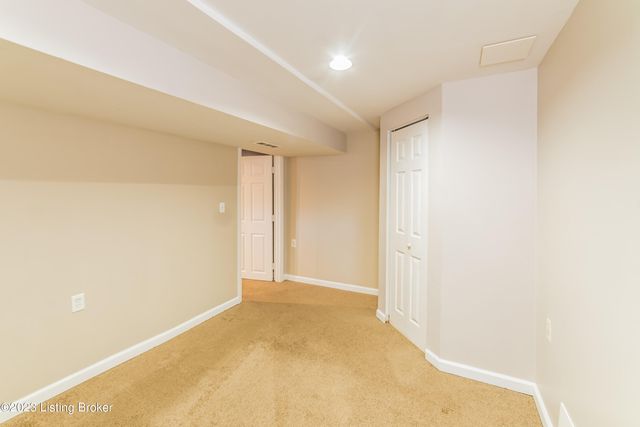 5933 Midnight Ln, Louisville, KY 40229