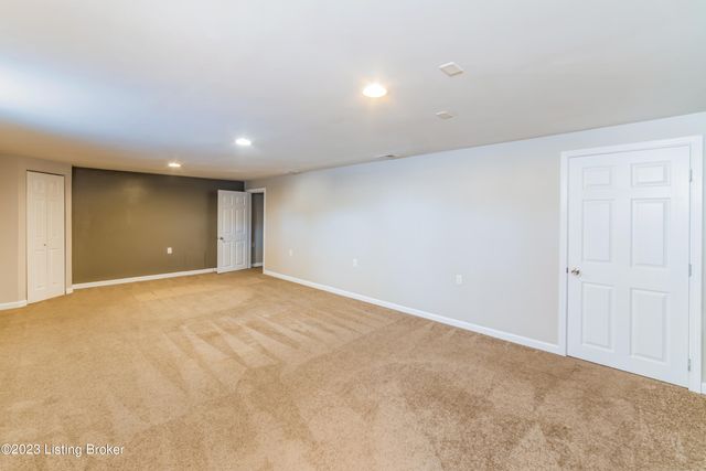 5933 Midnight Ln, Louisville, KY 40229