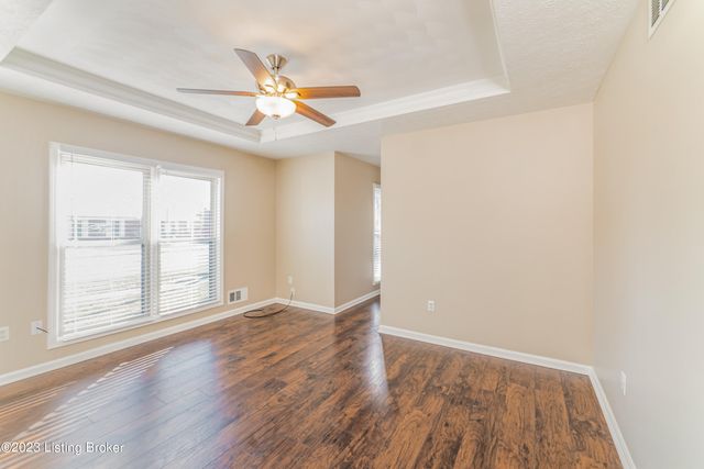 5933 Midnight Ln, Louisville, KY 40229