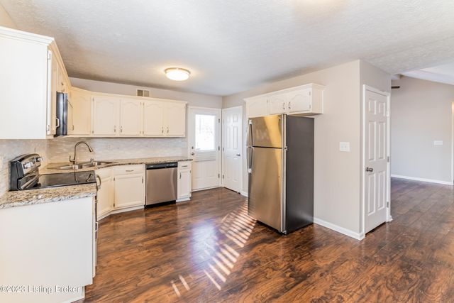 5933 Midnight Ln, Louisville, KY 40229