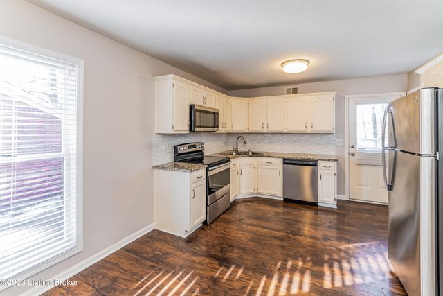 5933 Midnight Ln, Louisville, KY 40229