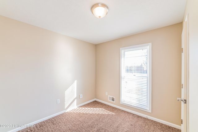5933 Midnight Ln, Louisville, KY 40229