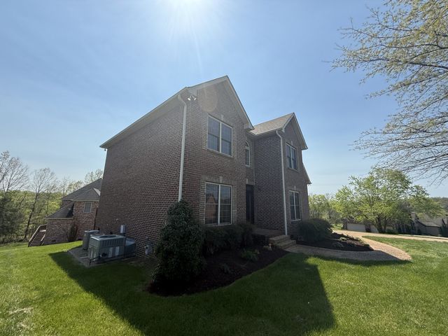 1030 Tower Hill Ln, Hendersonville, TN 37075