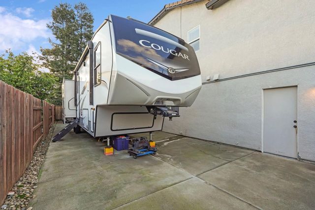 1026 Starbrook Dr, Galt, CA 95632