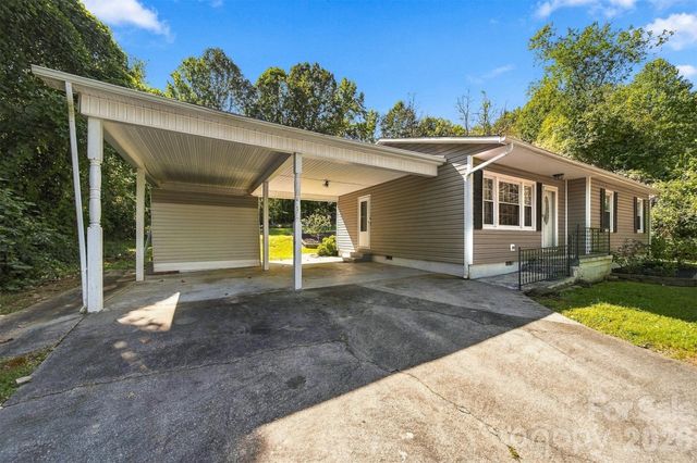 911 Kenham Place SW, Lenoir, NC 28645