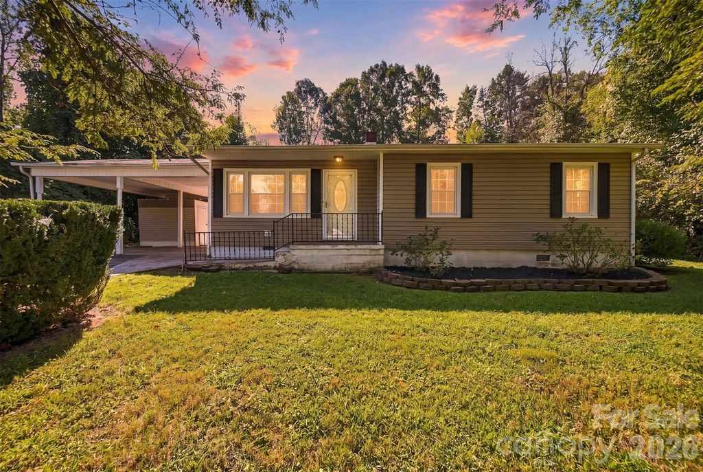 911 Kenham Place SW, Lenoir, NC 28645