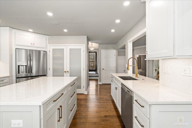 1894 Maine Drive, Elk Grove Village, IL 60007