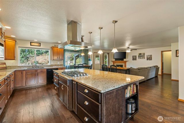 8910 Lavaliere Meadows Lane SW, Rochester, WA 98579