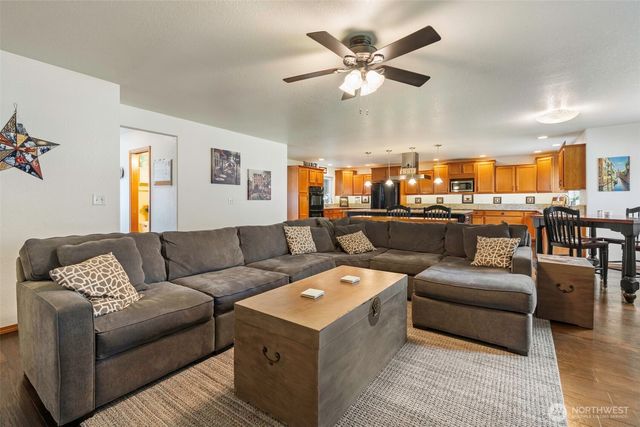 8910 Lavaliere Meadows Lane SW, Rochester, WA 98579