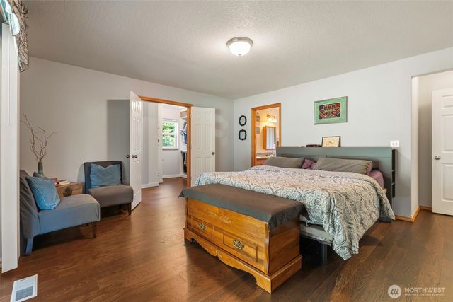 8910 Lavaliere Meadows Lane SW, Rochester, WA 98579