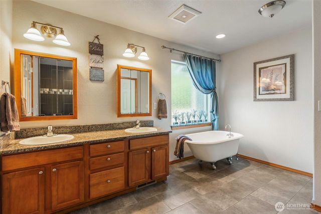 8910 Lavaliere Meadows Lane SW, Rochester, WA 98579