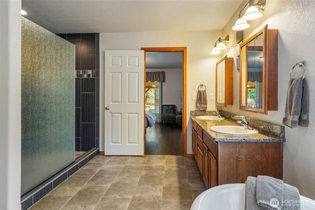 8910 Lavaliere Meadows Lane SW, Rochester, WA 98579