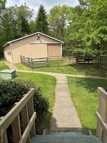 885 Lake Forest Drive, Lapeer, MI 48446