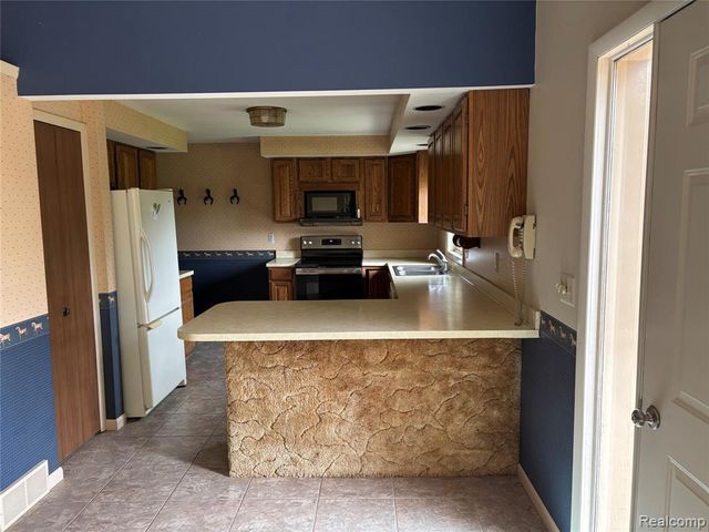 885 Lake Forest Drive, Lapeer, MI 48446