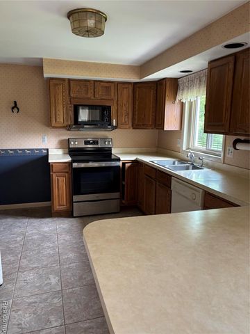 885 Lake Forest Drive, Lapeer, MI 48446