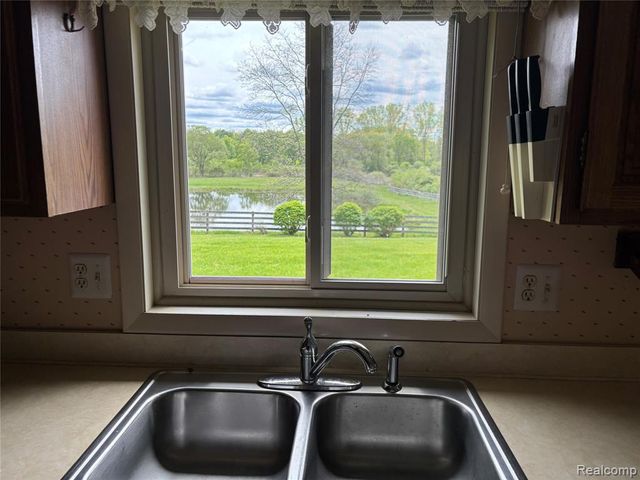 885 Lake Forest Drive, Lapeer, MI 48446