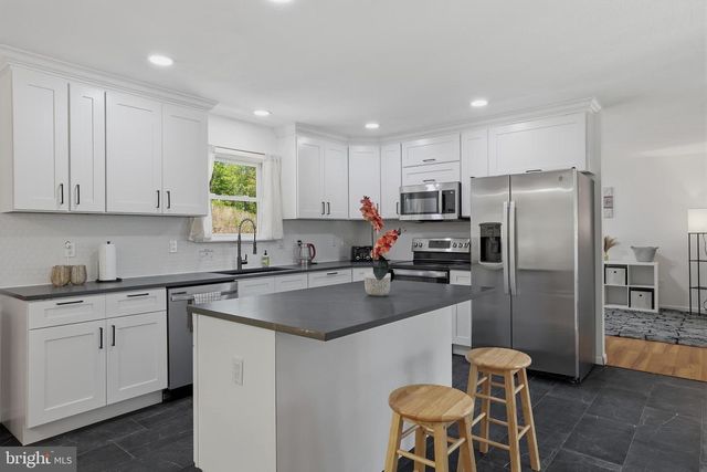 1299 GLADE DR S, Long Pond, PA 18334