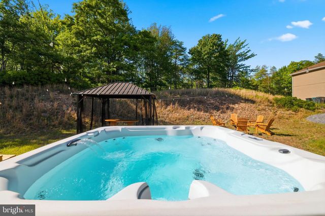 1299 GLADE DR S, Long Pond, PA 18334