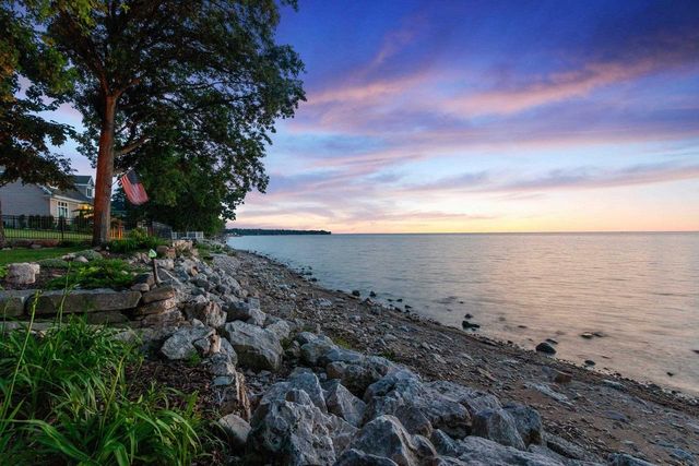 5011 EDGEWATER BEACH ROAD, Green Bay, WI 54311