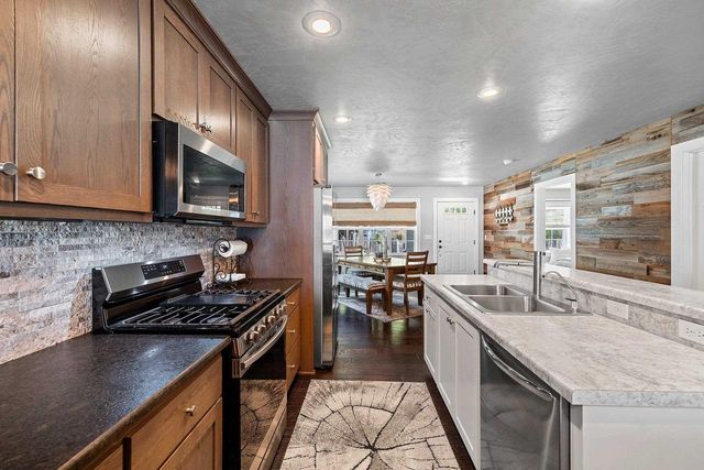 5011 EDGEWATER BEACH ROAD, Green Bay, WI 54311