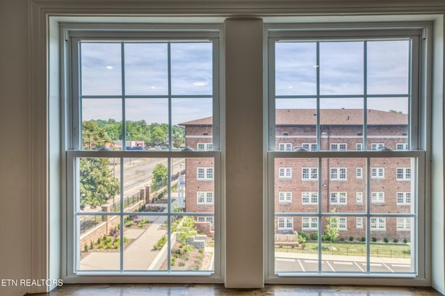 2724 E Magnolia Ave Apt 402, Knoxville, TN 37914