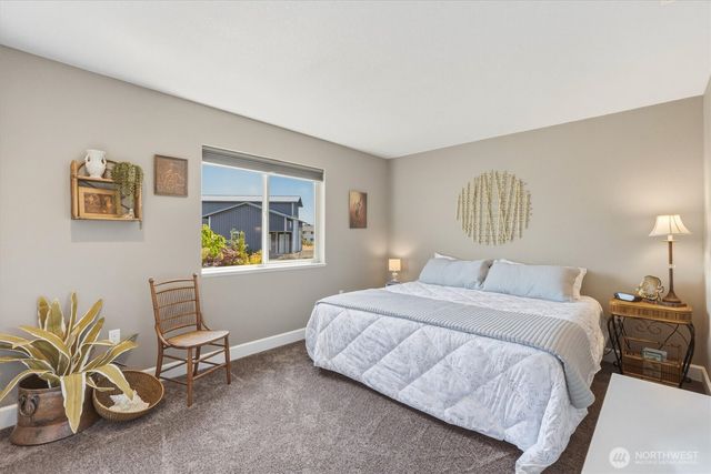 268 S Welcome Slough Road, Cathlamet, WA 98612