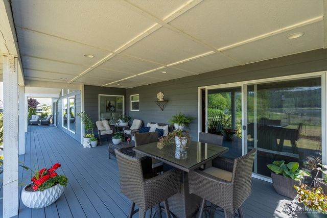268 S Welcome Slough Road, Cathlamet, WA 98612