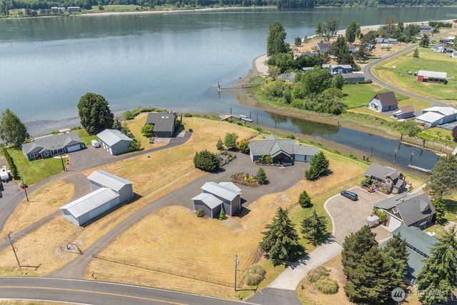 268 S Welcome Slough Road, Cathlamet, WA 98612