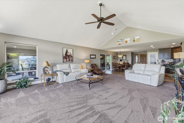 268 S Welcome Slough Road, Cathlamet, WA 98612