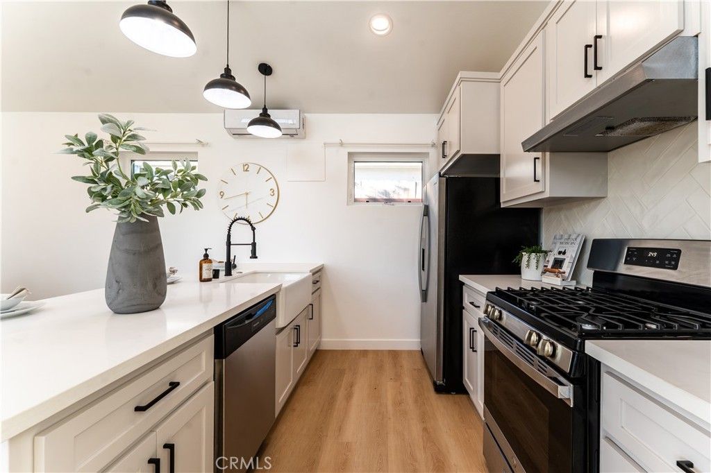 Image 6 of property listing at 16124 San Fernando Mission, Granada Hills, CA 91344