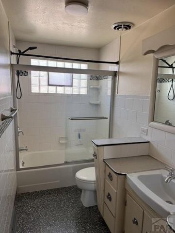 10 Wheatridge Dr, Pueblo, CO 81005