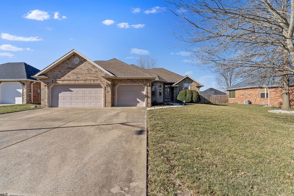 3969 N Springlawn Avenue, Springfield, MO 65803