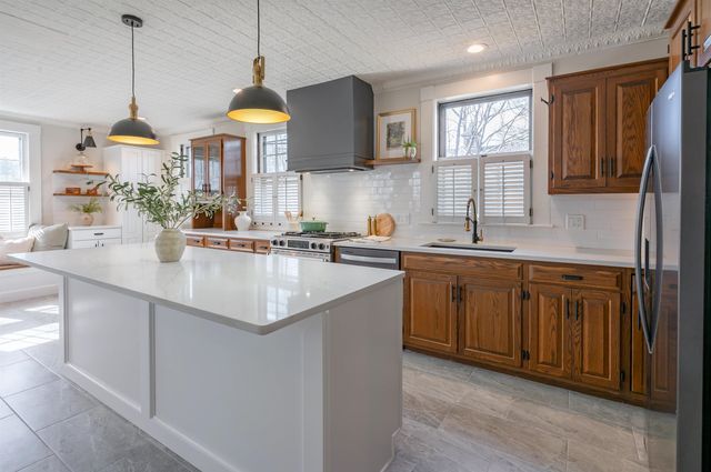 18 Manchester Street, Nashua, NH 03064