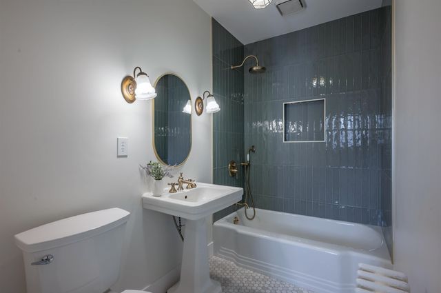 18 Manchester Street, Nashua, NH 03064