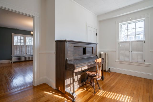 18 Manchester Street, Nashua, NH 03064