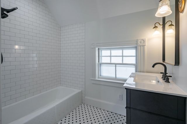 18 Manchester Street, Nashua, NH 03064