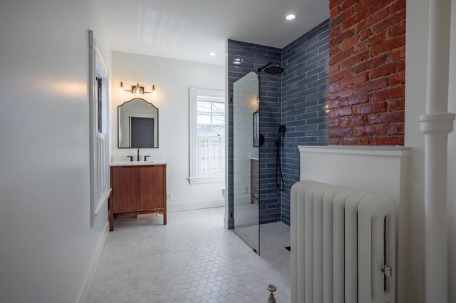 18 Manchester Street, Nashua, NH 03064