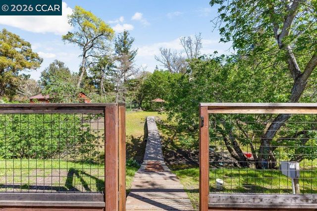 3 Buckeye Ln, Danville, CA 94526