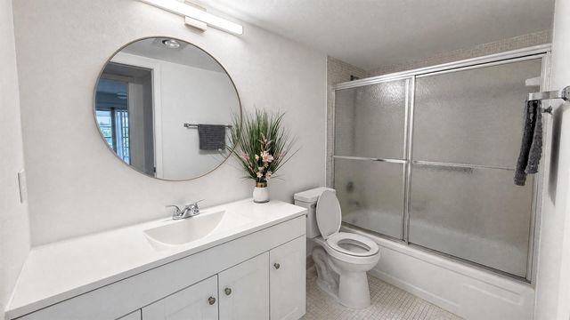 2005 HYTHE A 2005, Boca Raton, FL 33434
