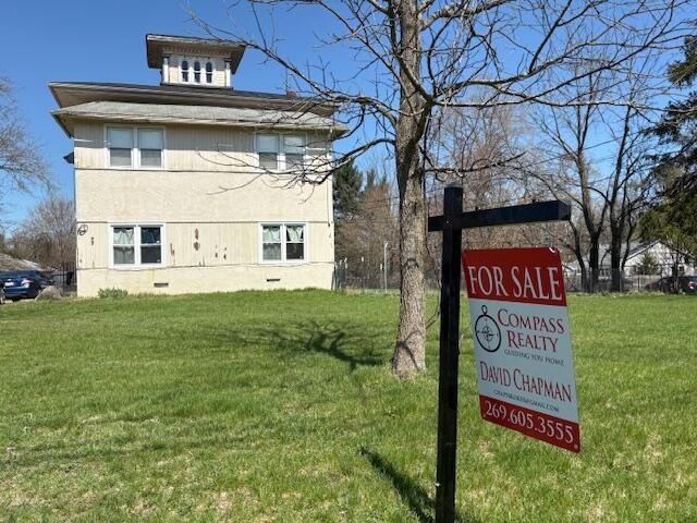 608 W Michigan, Paw Paw Vllg, MI 49079