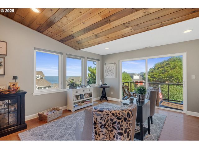 424 Sw CLIFF St, Depoe Bay, OR 97341