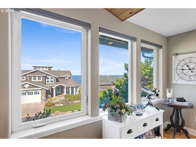 424 Sw CLIFF St, Depoe Bay, OR 97341