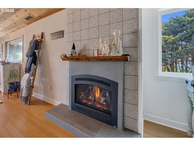 424 Sw CLIFF St, Depoe Bay, OR 97341