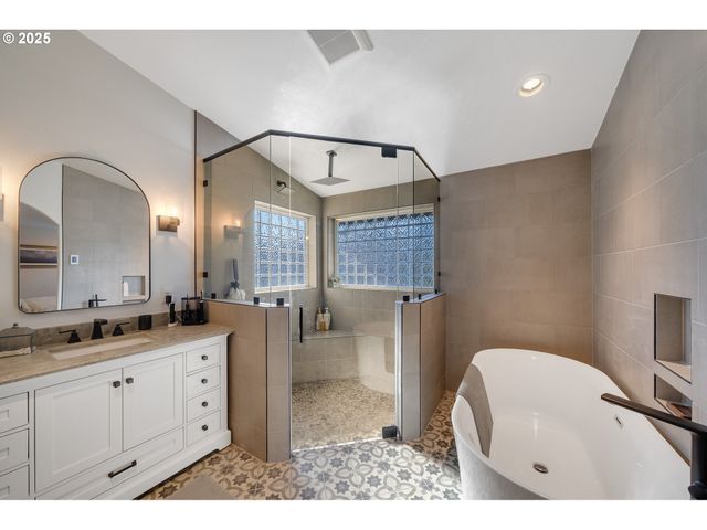 424 Sw CLIFF St, Depoe Bay, OR 97341