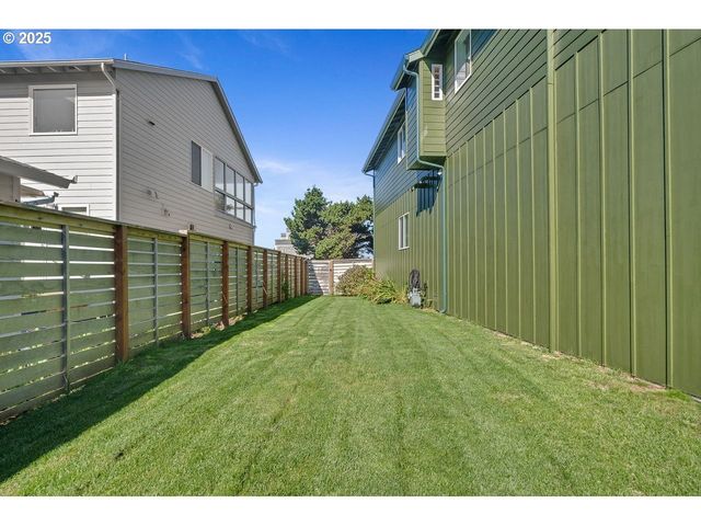 424 Sw CLIFF St, Depoe Bay, OR 97341