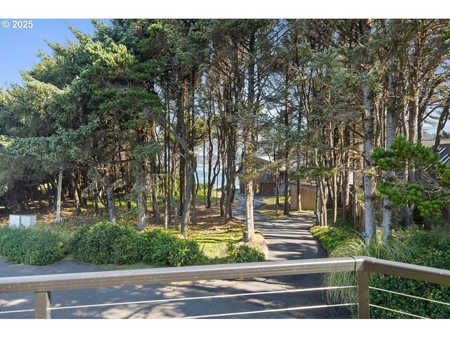 424 Sw CLIFF St, Depoe Bay, OR 97341