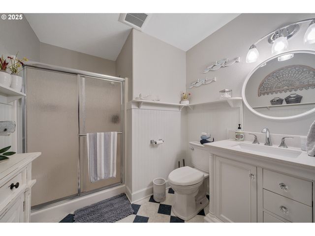 424 Sw CLIFF St, Depoe Bay, OR 97341