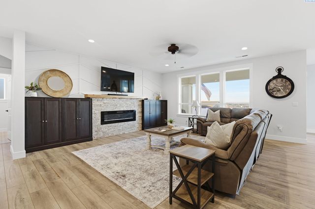 5622 W 41st Ave, Kennewick, WA 99338